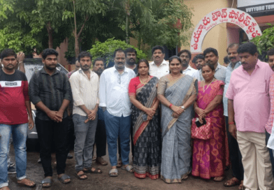 Jogi Ramesh's comments flared up for the second day in a row • Veera Mahila (Janasena Women Wing) who went to Pedana to put sari and saree on the minister • Stopped and arrested by the police