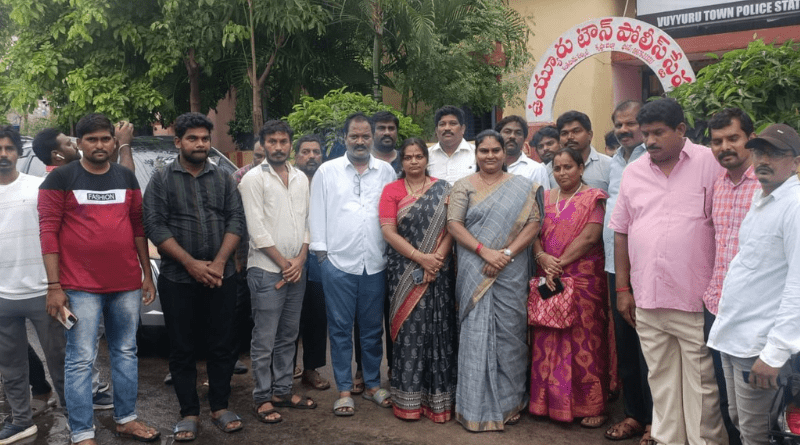 Jogi Ramesh's comments flared up for the second day in a row • Veera Mahila (Janasena Women Wing) who went to Pedana to put sari and saree on the minister • Stopped and arrested by the police